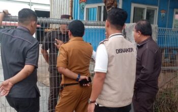 Anggota DPRD Batam, Dandis Raja Guk Guk dkk hanya berdiri disebalik gerbang tanpa dibukakan oleh manajemen perusahaan sampai 2 Jam.