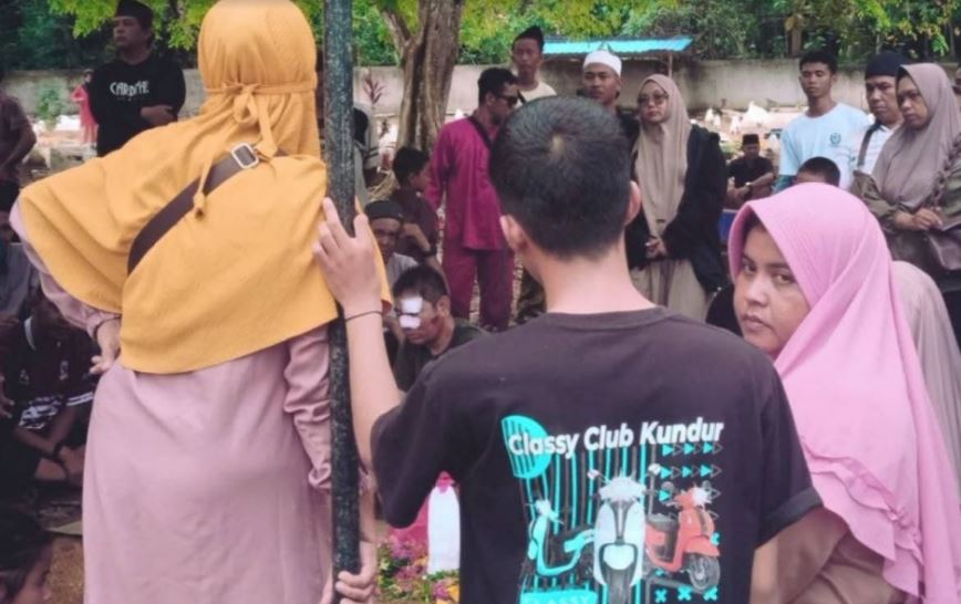 Tak Pedulikan Luka Sendiri, Suami Lili Tetap Tegar Antar Jenazah Istri Meski Kepala Berbalut Kapas