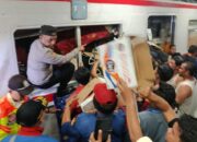 Sejumlah penumpang KRL dievakuasi saat tabrakan dengan kereta api jarak jauh Argo Bromo Anggrek di Stasiun Bekasi Timur, Kota Bekasi, Senin (27/4/2026).