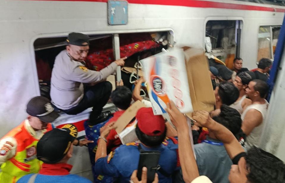Sejumlah penumpang KRL dievakuasi saat tabrakan dengan kereta api jarak jauh Argo Bromo Anggrek di Stasiun Bekasi Timur, Kota Bekasi, Senin (27/4/2026).