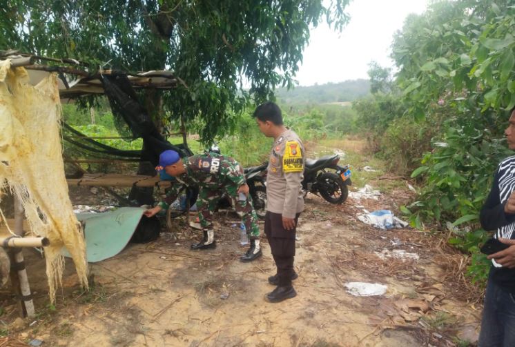 Seorang petani di Setokok, Batam, tewas tersambar petir di depan Mako Yonif 10 Marinir. Satu korban lainnya luka berat.