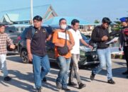 Tersangka DN saat melakukan rekonstruksi kasus pencurian perhiasan curian toko emas di Pelabuhan Natuna didampingi petugas kepolisian.