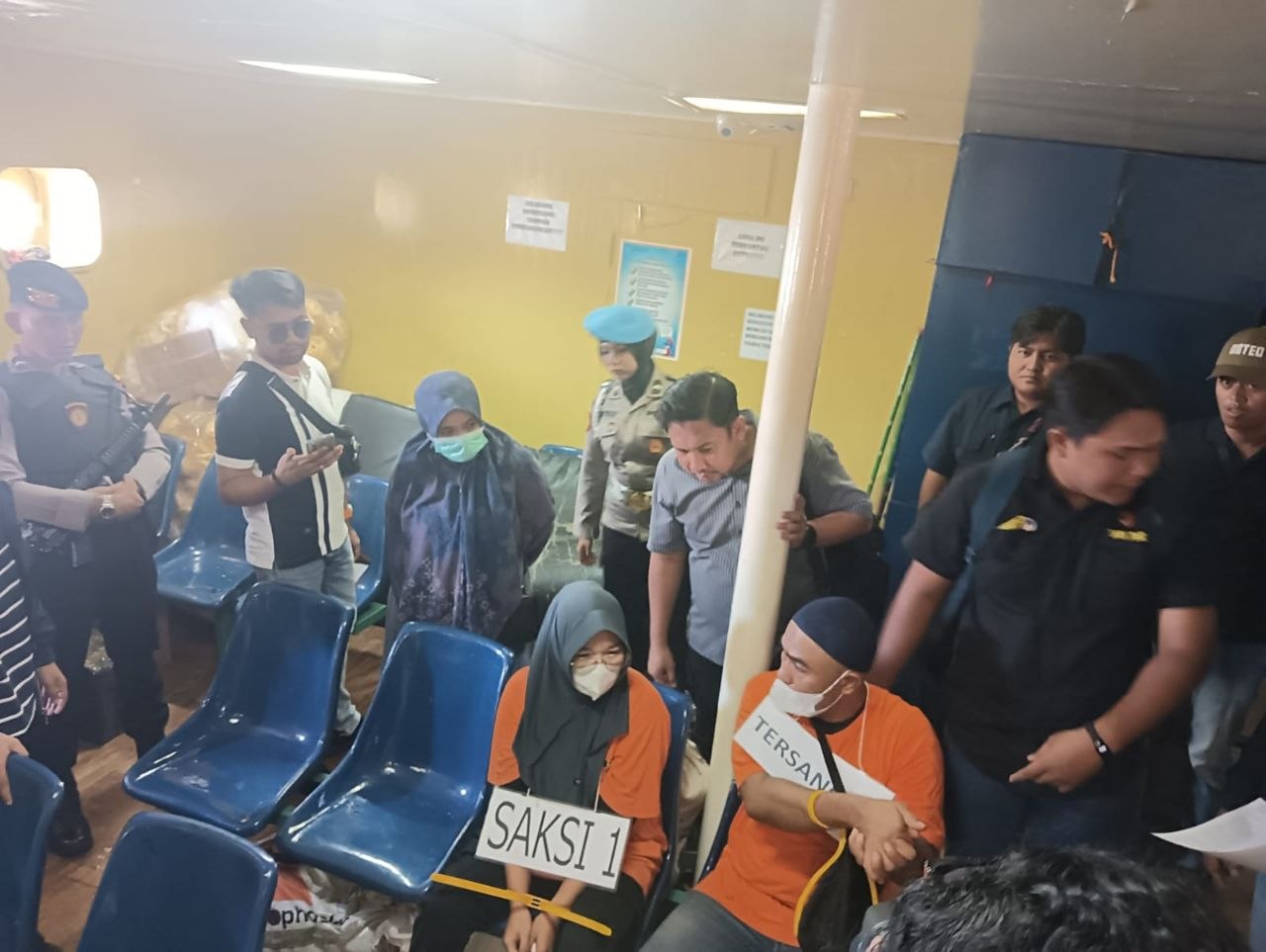 Tersangka DN saat rekonstruksi pencurian perhiasan emas curian Toko Mas Safari di Pelabuhan Penagi Natuna