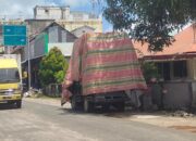 Kendaraan pengangkut barang, khususnya mobil pick up, terpantau kerap melintas dengan muatan menjulang tinggi melampaui kapasitas aman di Dabo Singkep, Kabupaten Lingga.