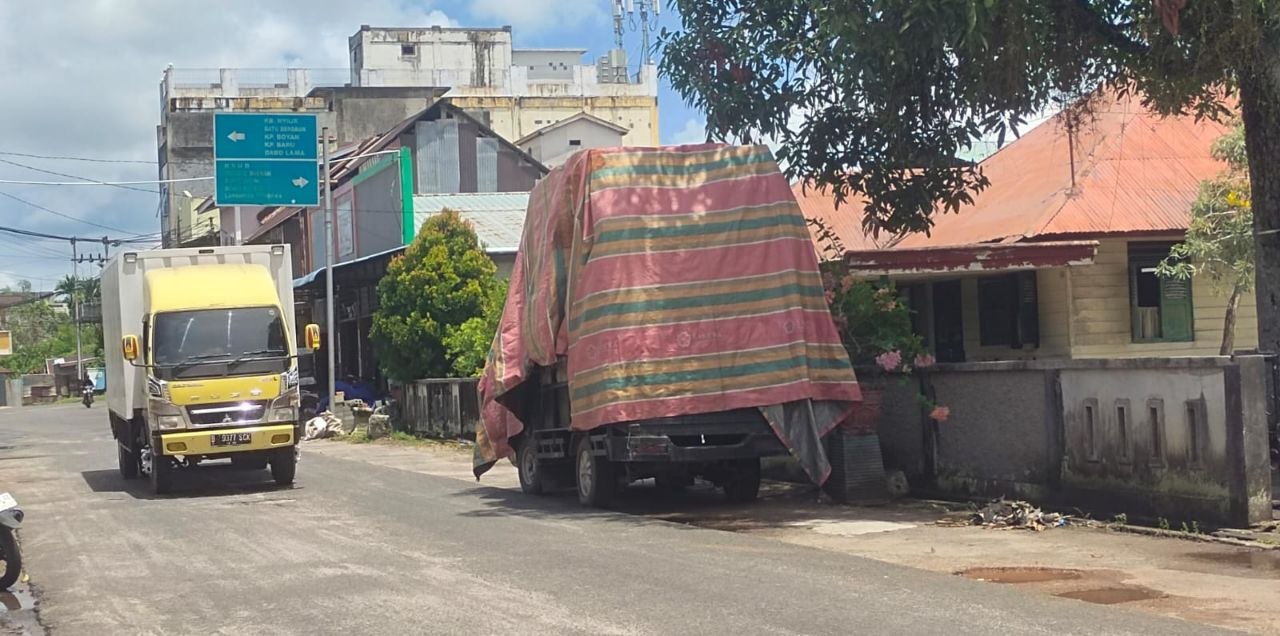 Kendaraan pengangkut barang, khususnya mobil pick up, terpantau kerap melintas dengan muatan menjulang tinggi melampaui kapasitas aman di Dabo Singkep, Kabupaten Lingga.