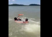 Proses evakuasi wanita muda yang terjun dari kapal di perairan Selat Beliah Karimun.