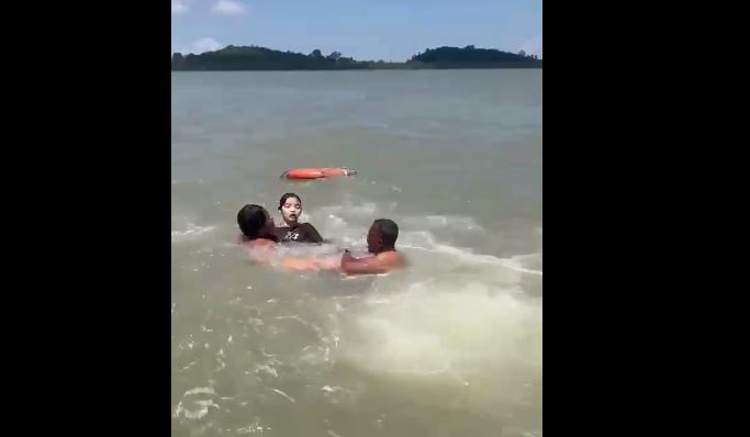 Proses evakuasi wanita muda yang terjun dari kapal di perairan Selat Beliah Karimun.