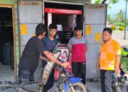Kabag Ekonomi, Pemkab Lingga, Ardiansyah (Batik Kuning) melakukan sidak kios BBM, Kamis (2/4/2026) lalu.