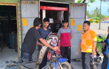 Kabag Ekonomi, Pemkab Lingga, Ardiansyah (Batik Kuning) melakukan sidak kios BBM, Kamis (2/4/2026) lalu.