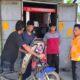 Kabag Ekonomi, Pemkab Lingga, Ardiansyah (Batik Kuning) melakukan sidak kios BBM, Kamis (2/4/2026) lalu.