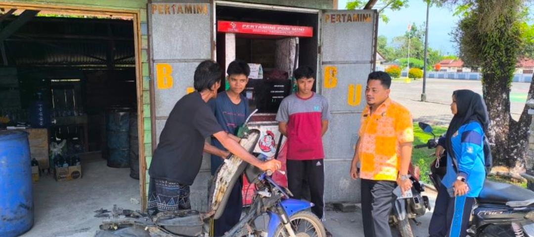 Kabag Ekonomi, Pemkab Lingga, Ardiansyah (Batik Kuning) melakukan sidak kios BBM, Kamis (2/4/2026) lalu.