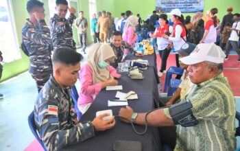 TNI AL Gelar Baksos di Durai Karimun, Danlanal dan Ketua DPRD Turun Langsung ke Rumah Warga