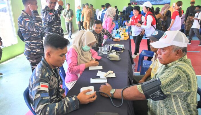 TNI AL Gelar Baksos di Durai Karimun, Danlanal dan Ketua DPRD Turun Langsung ke Rumah Warga