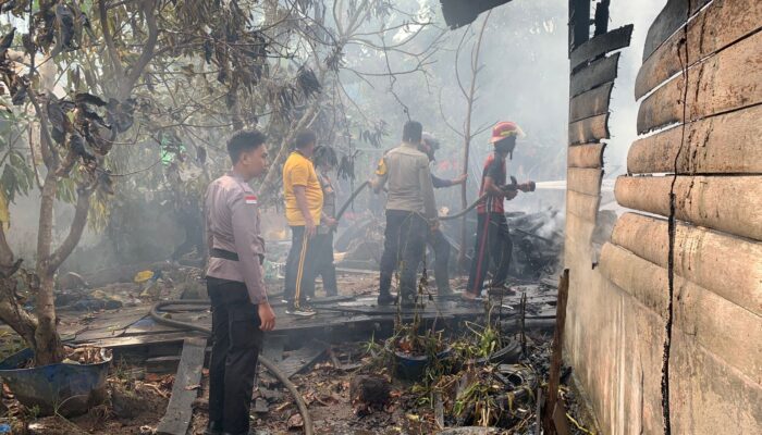 Kebakaran Hanguskan Kontrakan 3 Pintu di Padang Kurak Natuna, Polisi Terjunkan Water Cannon