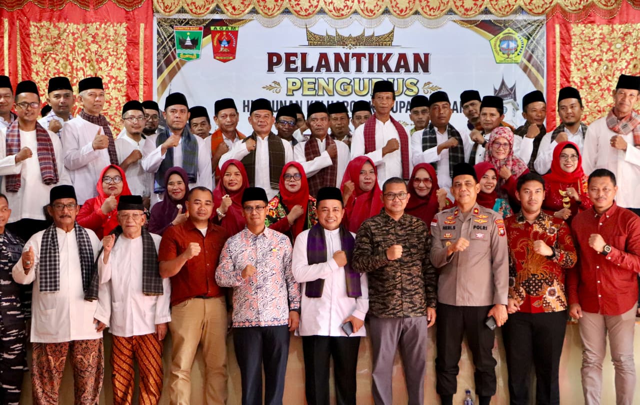 Bupati Iskandarsyah menghadiri acara pengukuhan Pengurus Himpunan Keluarga Kabupaten Agam (HKKA) Sumatra Barat Kabupaten Karimun periode terbaru di Gedung PKSB, Minggu (23/5/2026).
