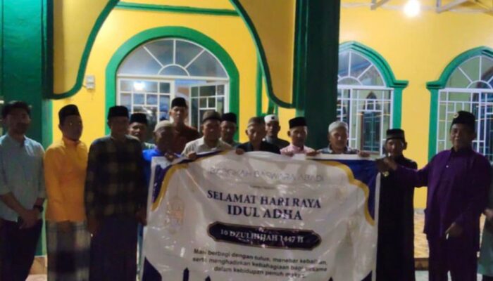 PT Barokah Baswara Abadi Salurkan 7 Ekor Sapi Kurban di Kecamatan Buru dan Pulau Parit