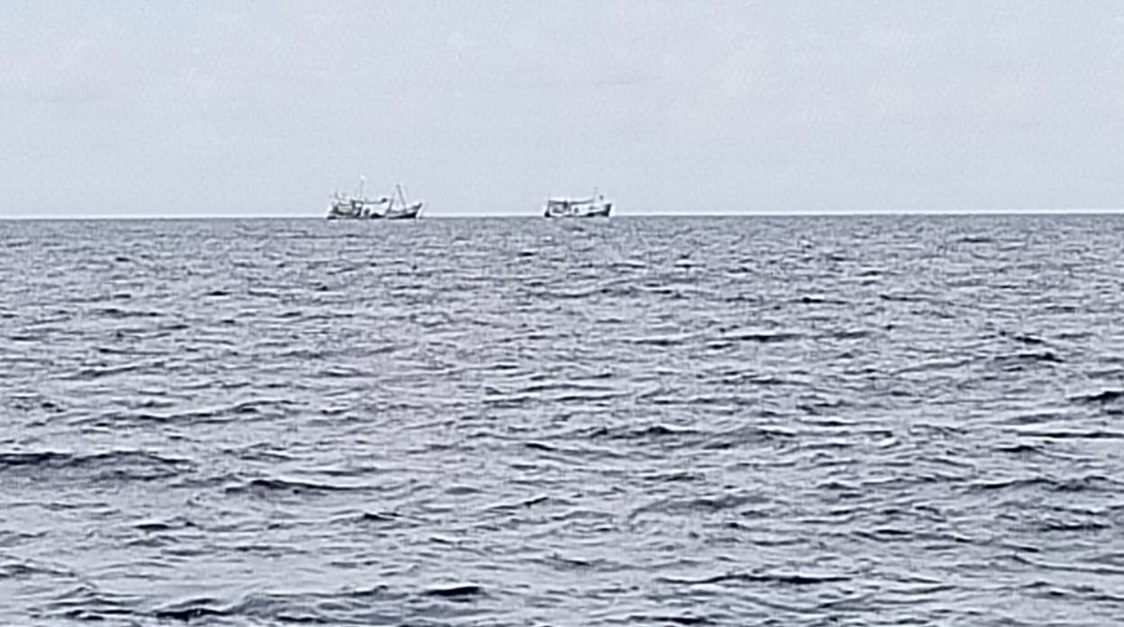 Kapal trawl asing diduga asal Vietnam sedang beroperasi ilegal di Perairan Laut Natuna Utara.
