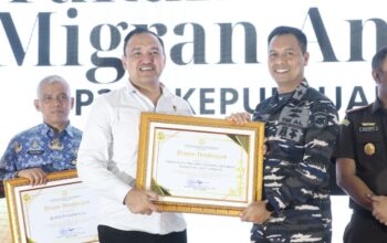 Komandan Lanal Tanjung Balai Karimun Letkol Laut Samuel Chrestian Noya menerima penghargaan menggagalkan TPPO dari BP3MI Kepri.