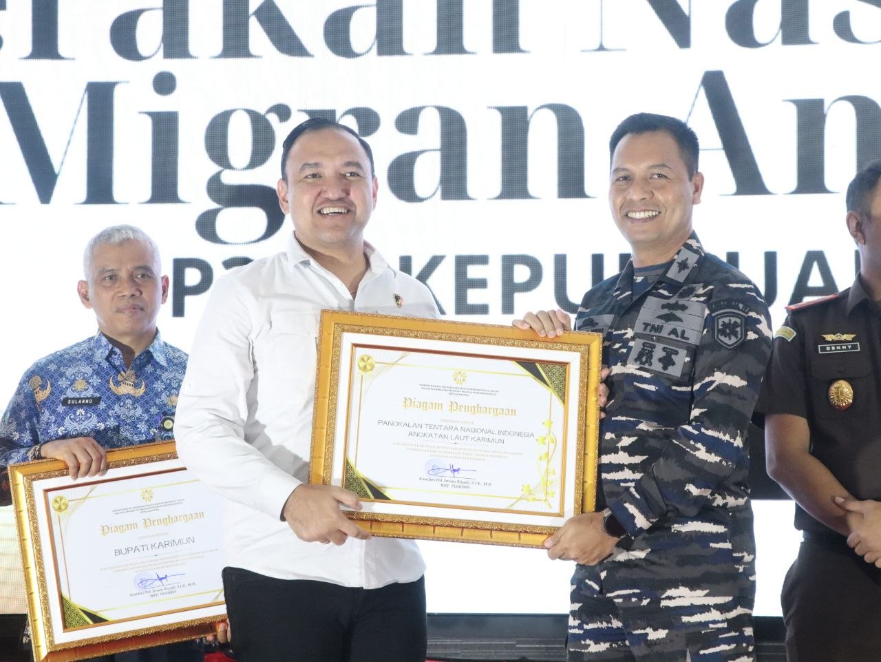 Komandan Lanal Tanjung Balai Karimun Letkol Laut Samuel Chrestian Noya menerima penghargaan menggagalkan TPPO dari BP3MI Kepri.
