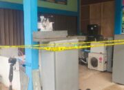 Garis polisi terpasang di rumah kontrakan Jaka pelaku pembunuhan di Jalan Kartini Lingga / Gerai servis elektronik tempat penemuan mayat di Kelurahan Sungai Lumpur.