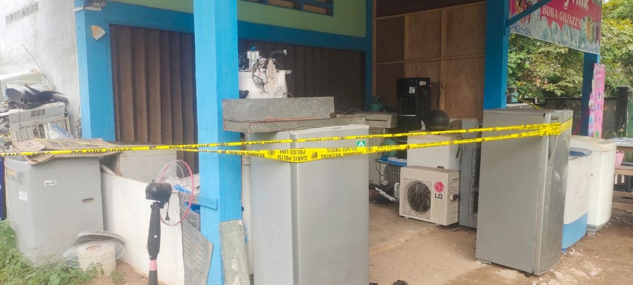 Garis polisi terpasang di rumah kontrakan Jaka pelaku pembunuhan di Jalan Kartini Lingga / Gerai servis elektronik tempat penemuan mayat di Kelurahan Sungai Lumpur.