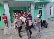 Aipda Raja Faisal Mushawir mengenakan seragam polisi saat bersiap mengemudikan mobil jenazah untuk melayani warga di Kepulauan Anambas