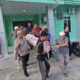 Aipda Raja Faisal Mushawir mengenakan seragam polisi saat bersiap mengemudikan mobil jenazah untuk melayani warga di Kepulauan Anambas