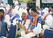 Amsakar dan istri Erlita bersiap menunaikan ibadah haji.
