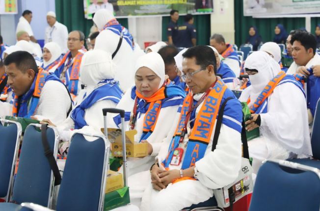 Amsakar dan istri Erlita bersiap menunaikan ibadah haji.