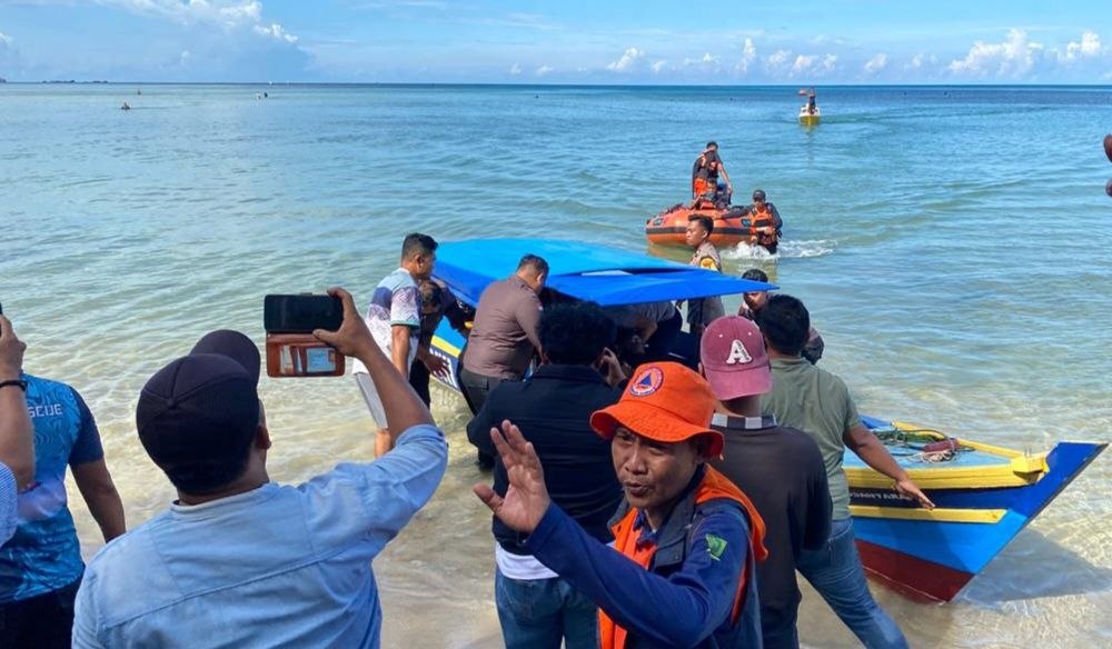 Tim SAR Gabungan Natuna mengevakuasi korban tenggelam di perairan Pantai Piwang