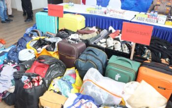 Tumpukan barang bukti berupa puluhan koper dan tas berisi pakaian bekas asal Singapura