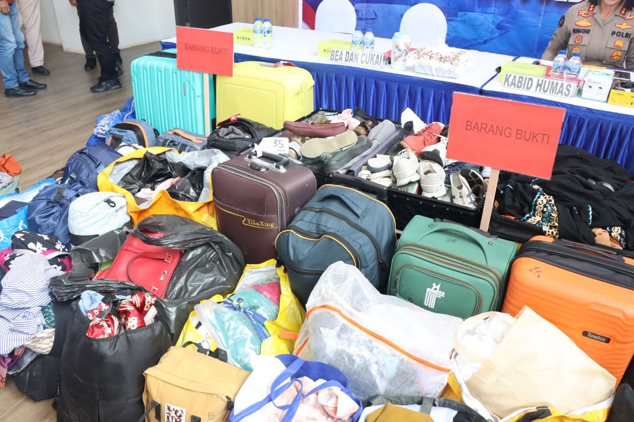 Tumpukan barang bukti berupa puluhan koper dan tas berisi pakaian bekas asal Singapura