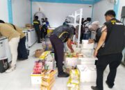 Petugas Bea Cukai dan Polres Karimun memeriksa produk makanan impor ilegal di Toko Mawar Meral.