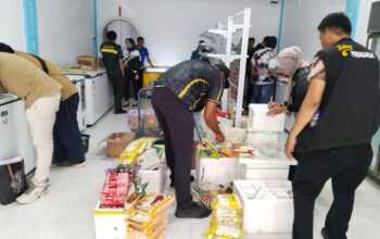 Petugas Bea Cukai dan Polres Karimun memeriksa produk makanan impor ilegal di Toko Mawar Meral.