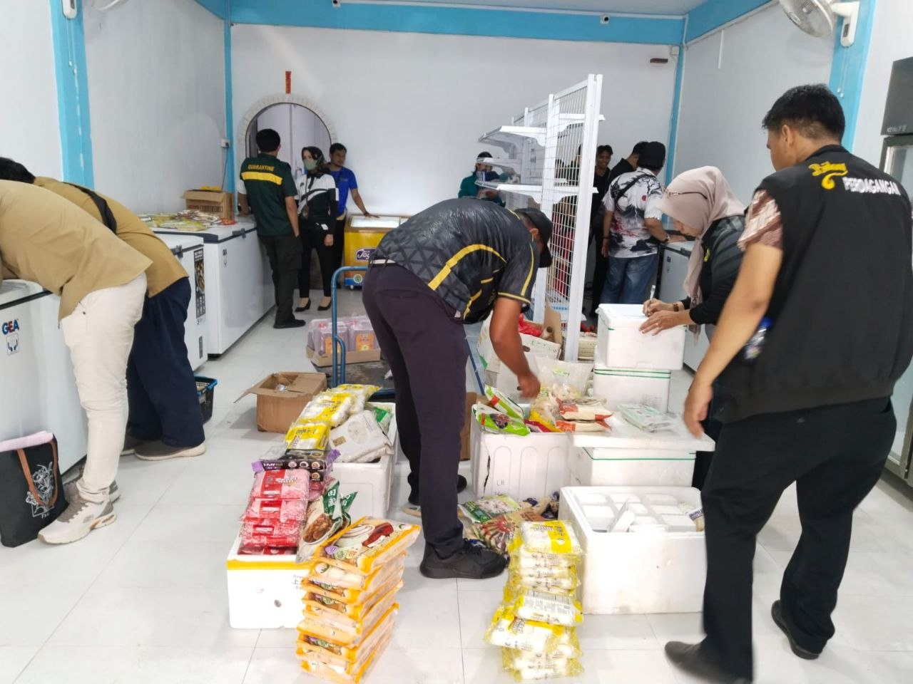 Petugas Bea Cukai dan Polres Karimun memeriksa produk makanan impor ilegal di Toko Mawar Meral.
