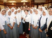 Wali Kota Batam Amsakar Achmad dan Wakil Wali Kota Li Claudia Chandra saat sosialisasi program beasiswa kuliah gratis di Crown Vista Hotel.