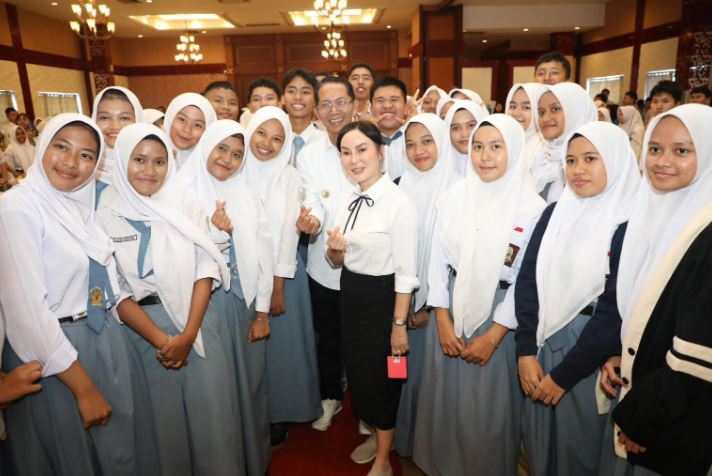 Wali Kota Batam Amsakar Achmad dan Wakil Wali Kota Li Claudia Chandra saat sosialisasi program beasiswa kuliah gratis di Crown Vista Hotel.