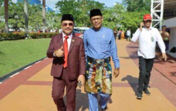 Ketua DPRD Batam Haji Muhammad Kamaluddin dan Wakil Ketua II Budi Mardiyanto saat mengikuti Upacara Hardiknas 2026 di Dataran Engku Putri.