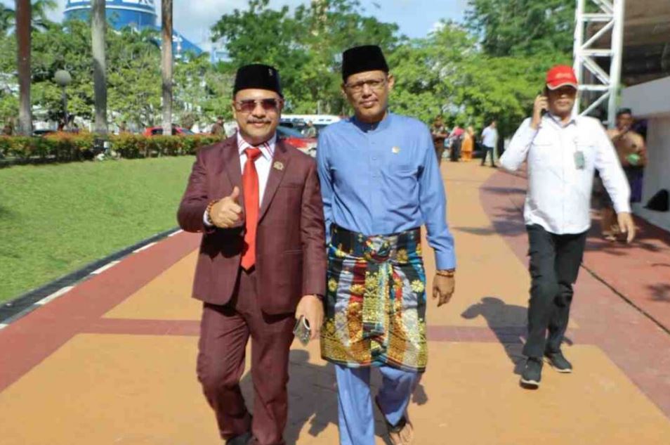 Ketua DPRD Batam Haji Muhammad Kamaluddin dan Wakil Ketua II Budi Mardiyanto saat mengikuti Upacara Hardiknas 2026 di Dataran Engku Putri.