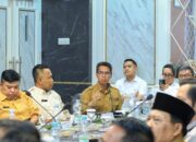 Bupati Karimun Iskandarsyah saat memaparkan usulan Special Pass untuk PMI dalam Pertemuan Pra SOSEK MALINDO 2026.
