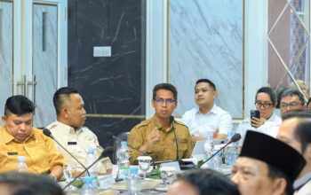 Bupati Karimun Iskandarsyah saat memaparkan usulan Special Pass untuk PMI dalam Pertemuan Pra SOSEK MALINDO 2026.