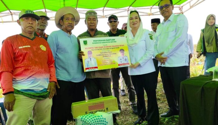 Cen Sui Lan Salurkan 1 Ton Pupuk dan 100 Kilogram Pestisida Serta Rp 20 Juta Untuk Petani Batubi