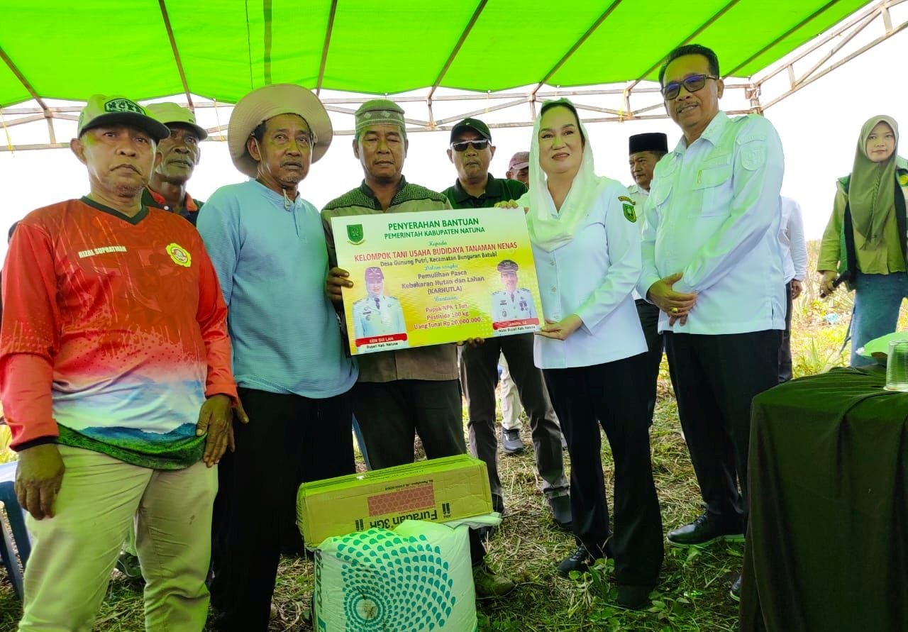 Bupati Natuna Cen Sui Lan bersama Wakil Bupati Jarmin Sidik menyalurkan bantuan kepada petani terdampak kebakaran hutan dan lahan (karhutla) di Kecamatan Bunguran Batubi, Rabu, 29 April 2026.