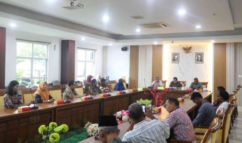 Wakil Ketua Komisi III DPRD Batam Arlon Veristo memimpin RDPU terkait sengketa lahan dan dampak cut and fill di Sagulung bersama warga dan BP Batam.