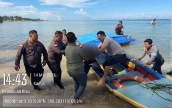 Suasana haru evakuasi korban tenggelam oleh tim SAR gabungan di Pantai Piwang Natuna