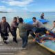 Suasana haru evakuasi korban tenggelam oleh tim SAR gabungan di Pantai Piwang Natuna