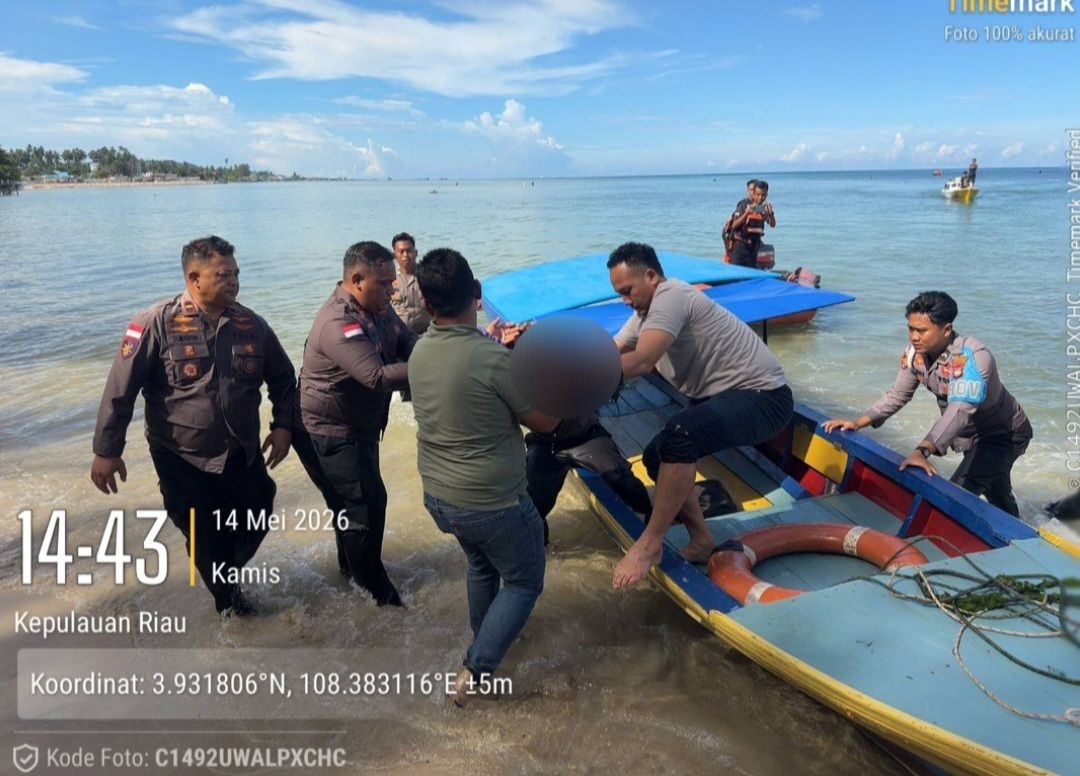 Suasana haru evakuasi korban tenggelam oleh tim SAR gabungan di Pantai Piwang Natuna