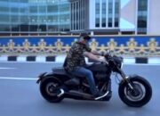 Ketua DPRD Kepri Iman Sutiawan mengendarai moge Harley Davidson FXDR 114 tanpa helm di jalanan Batam.