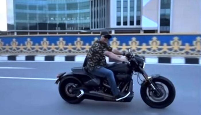 Ketua DPRD Kepri Pamer Harley 1.800cc Tanpa Pengaman, Netizen: Polisi Berani Tilang Enggak?