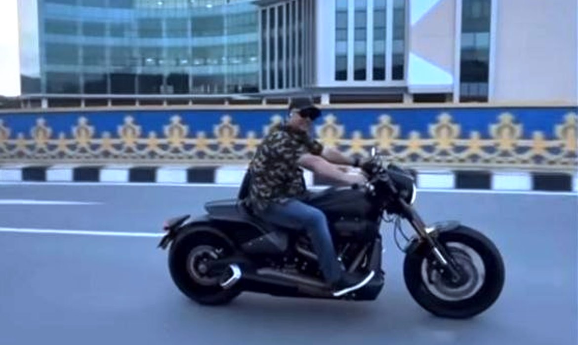 Ketua DPRD Kepri Iman Sutiawan mengendarai moge Harley Davidson FXDR 114 tanpa helm di jalanan Batam.